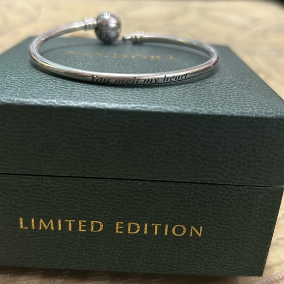 Pandora "You Melt my Heart" limited edition bangle - 7.5” - Picture 3 of 4